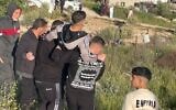Des habitants palestiniens de Nuaman, un petit village situé dans la banlieue sud-est de Jérusalem, portant un homme légèrement blessé par du gaz lacrymogène lors d'affrontements avec des extrémistes juifs, le 5 avril 2026. (Crédit : Autorisation)