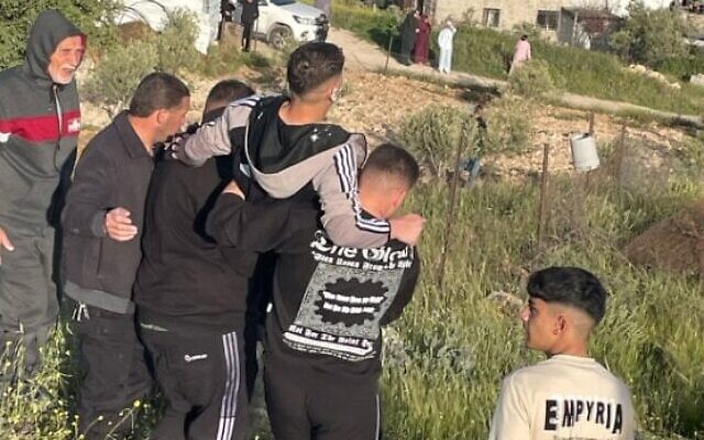 Des habitants palestiniens de Nuaman, un petit village situé dans la banlieue sud-est de Jérusalem, portant un homme légèrement blessé par du gaz lacrymogène lors d'affrontements avec des extrémistes juifs, le 5 avril 2026. (Crédit : Autorisation) Des habitants palestiniens de Nuaman, un petit village situé dans la banlieue sud-est de Jérusalem, portant un homme légèrement blessé par du gaz lacrymogène lors d'affrontements avec des extrémistes juifs, le 5 avril 2026. (Crédit : Autorisation)