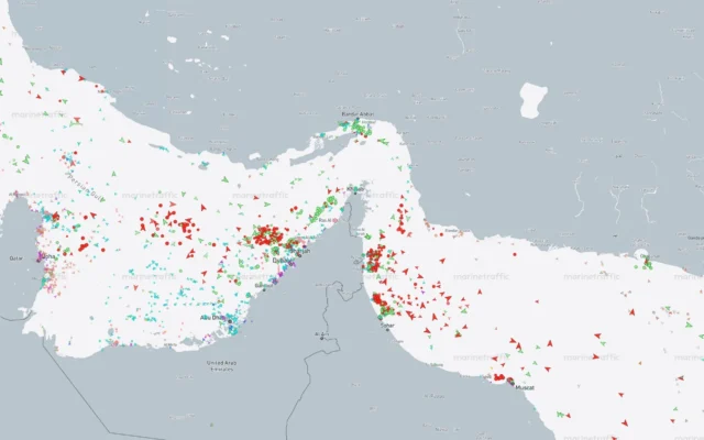 Cette capture d'écran du site MarineTraffic.com, prise le 14 avril à 8 h 35 (heure de l'Est), montre le détroit d'Ormuz. On observe une forte concentration de navires dans le golfe Persique et dans le golfe d'Oman, tandis que le détroit lui-même est pratiquement désert. (Capture d'écran: MarineTraffic) Cette capture d'écran du site MarineTraffic.com, prise le 14 avril à 8 h 35 (heure de l'Est), montre le détroit d'Ormuz. On observe une forte concentration de navires dans le golfe Persique et dans le golfe d'Oman, tandis que le détroit lui-même est pratiquement désert. (Capture d'écran: MarineTraffic)