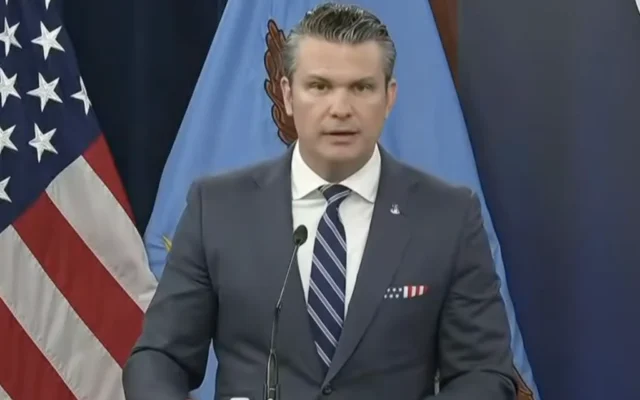 Le secrétaire américain à la Défense, Pete Hegseth, s'exprime lors d'un point presse au Pentagone, le 16 avril 2026. (Capture d'écran)