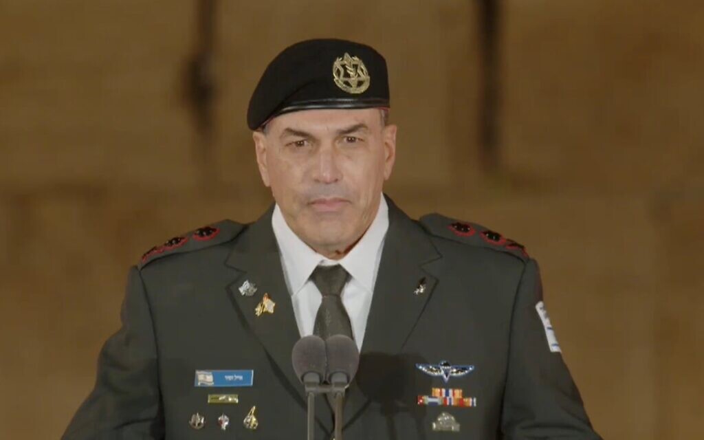 Le chef d'état-major de l'armée israélienne, le lieutenant-général Eyal Zamir, prend la parole lors d'une cérémonie organisée à l'occasion de Yom HaZikaron au mur Occidental à Jérusalem, le 20 avril 2026 (Crédit : Capture d'écran/Ministère de la Défense)