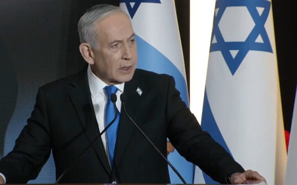 Le Premier ministre Benjamin Netanyahu s’exprimant lors de la cérémonie officielle de Yom HaZikaron, au mont Herzl, à Jérusalem, le 21 avril 2026. (Crédit : Capture d’écran du bureau de la presse gouvernementale)