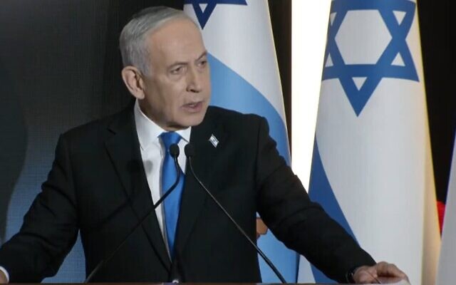 Le Premier ministre Benjamin Netanyahu s’exprimant lors de la cérémonie officielle de Yom HaZikaron, au mont Herzl, à Jérusalem, le 21 avril 2026. (Crédit : Capture d’écran du bureau de la presse gouvernementale)