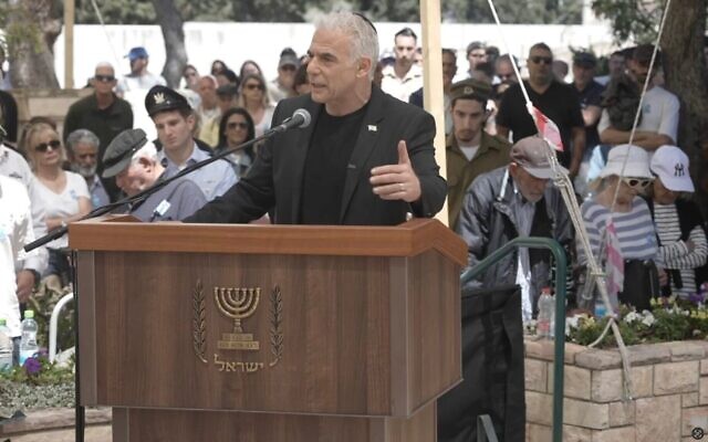 Le chef de l’opposition Yaïr Lapid prenant la parole lors d’une cérémonie de Yom HaZikaron, au cimetière militaire d’Herzliya, le 21 avril 2026. (Crédit : Capture d’écran/Yesh Atid) Le chef de l’opposition Yaïr Lapid prenant la parole lors d’une cérémonie de Yom HaZikaron, au cimetière militaire d’Herzliya, le 21 avril 2026. (Crédit : Capture d’écran/Yesh Atid)
