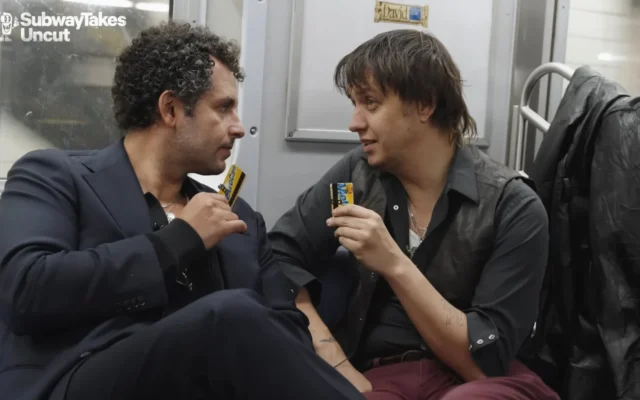 Julian Casablancas, leader du groupe The Strokes, s’entretient avec Kareem Rahma, animateur de la série web « SubwayTakes », dans un train à New York le 22 avril 2026. (Crédit : Capture d’écran/YouTube)