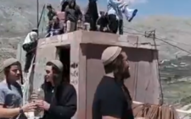 Des militants des implantations israéliens en Syrie, sur le plateau du Golan, le 22 avril 2026. (Crédit : X)