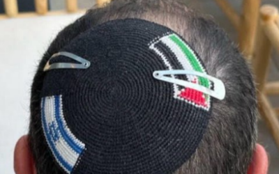 La kippa portée par le Dr. Alex Sinclair, ornée des drapeaux d'Israël et palestinien, au centre de l’incident ayant conduit à son interrogatoire par la police, à Modiin, en avril 2026. (Crédit : X)