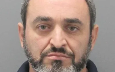 Francisco Sanles, un habitant de Long Island, accusé d’avoir fabriqué des explosifs chez lui après que son fils eut dessiné une croix gammée à l’école, sur une photo de police publiée le 23 avril 2026. (Crédit : Département de police du comté de Nassau)