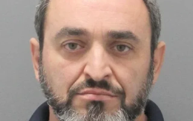 Francisco Sanles, un habitant de Long Island, accusé d’avoir fabriqué des explosifs chez lui après que son fils eut dessiné une croix gammée à l’école, sur une photo de police publiée le 23 avril 2026. (Crédit : Département de police du comté de Nassau)