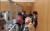 Les suspects de l'attaque menée par Palestine Action Allemagne contre une entreprise du secteur de la Défense israélienne à Ulm dans une salle d'audience du tribunal, à Stuttgart, en Allemagne, le 27 avril 2026. (Capture d'écran : X,)