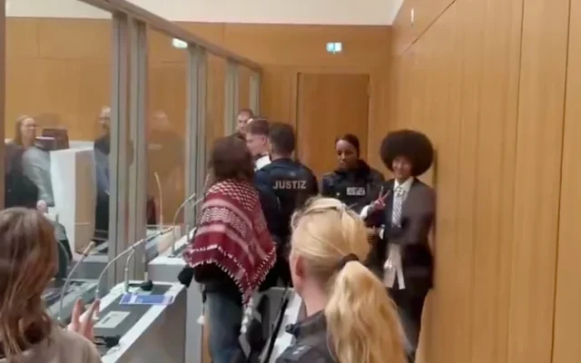 Les suspects de l'attaque menée par Palestine Action Allemagne contre une entreprise du secteur de la Défense israélienne à Ulm dans une salle d'audience du tribunal, à Stuttgart, en Allemagne, le 27 avril 2026. (Capture d'écran : X,)