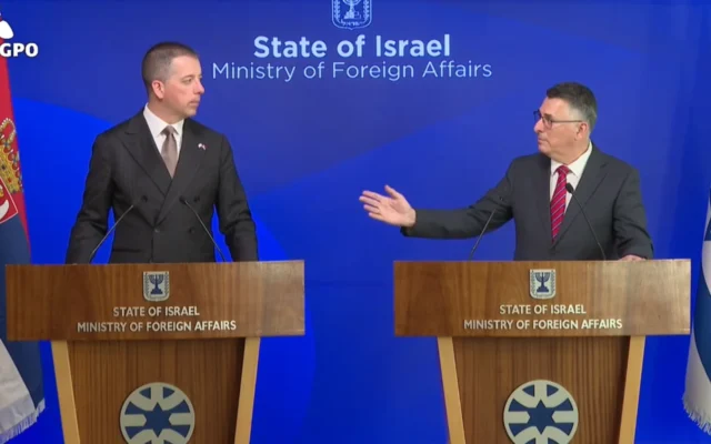 Le ministre des Affaires étrangères Gideon Saar (à droite), s'exprimant lors d'une conférence de presse avec le ministre serbe des Affaires étrangères Marko Đurić, à Jérusalem, le 28 avril 2026. (Crédit : Capture d'écran/Bureau de la presse gouvernementale)