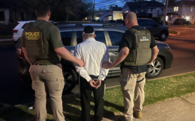 Des agents de l’ICE HSI et du U.S. Marshals Service procèdent à l’arrestation de Yechiel Yehoshua Farkash, recherché en Israël pour des crimes sexuels présumés sur mineurs, à son domicile de Lakewood, New Jersey, le 17 avril 2026. (Crédit : ICE/HSI/X) Des agents de l’ICE HSI et du U.S. Marshals Service procèdent à l’arrestation de Yechiel Yehoshua Farkash, recherché en Israël pour des crimes sexuels présumés sur mineurs, à son domicile de Lakewood, New Jersey, le 17 avril 2026. (Crédit : ICE/HSI/X)