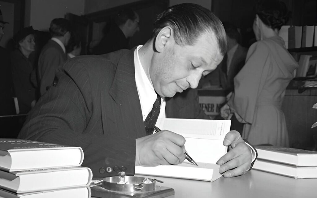Friedrich Torberg dédicaçant un livre, à Vienne, le 19 avril 1951. (Crédit : Domaine public)