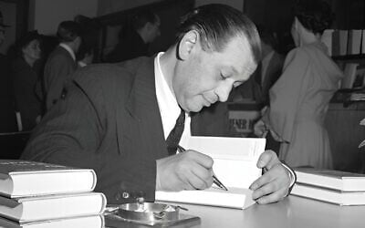 Friedrich Torberg dédicaçant un livre, à Vienne, le 19 avril 1951. (Crédit : Domaine public)