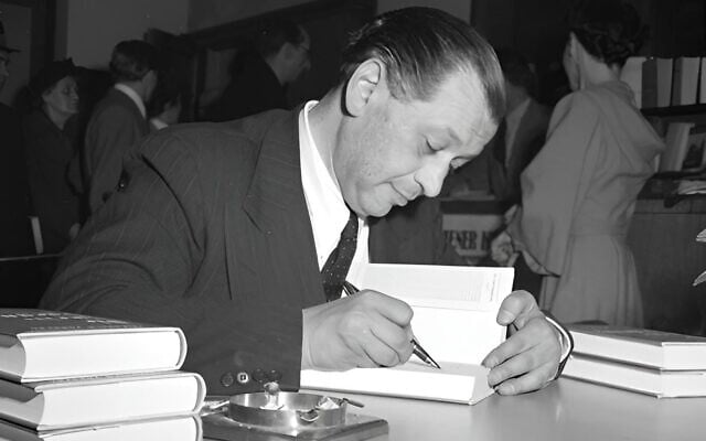 Friedrich Torberg dédicaçant un livre, à Vienne, le 19 avril 1951. (Crédit : Domaine public)