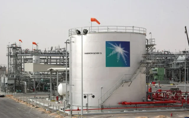 Photo d'illustration : vue générale des réservoirs de pétrole saoudiens dans une usine à Haradh, à environ 280 kilomètres au sud-ouest de la ville pétrolière de Dhahran, dans l'est du pays, le 22 mars 2006. (Crédit : AFP)