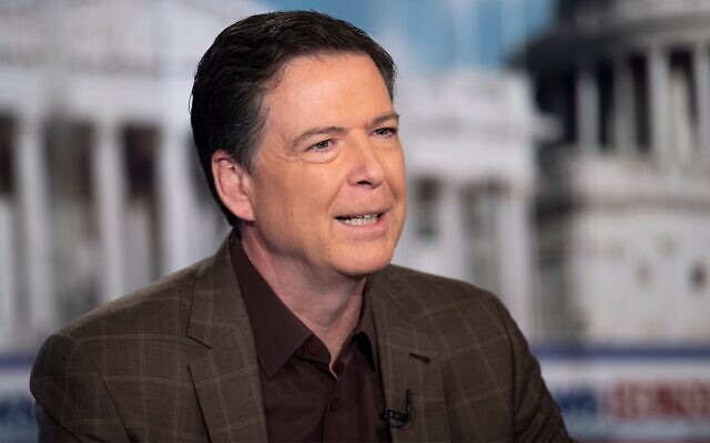 L'ancien directeur du FBI James Comey s'entretenant avec Chris Wallace, présentateur de « Fox News Sunday », à Washington, le 15 décembre 2019. (Crédit : Kevin Wolf/AP Photo)