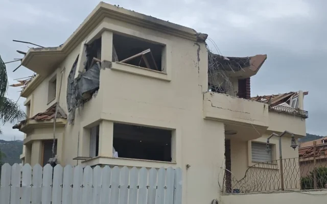 Une maison été endommagée à la suite d'une attaque à la roquette du groupe terroriste chiite libanais du Hezbollah, à Kiryat Shmona, au nord d'Israël, le 1ᵉʳ avril 2026. (Crédit : Services d'incendie et de secours)