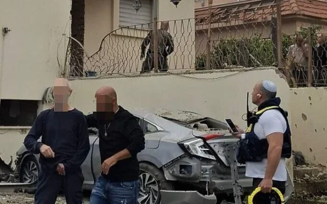 Le lieu d’impact d’une roquette du Hezbollah dans la ville de Kiryat Shmona, au nord du pays, le 1ᵉʳ avril 2026. (Crédit : Magen David Adom)