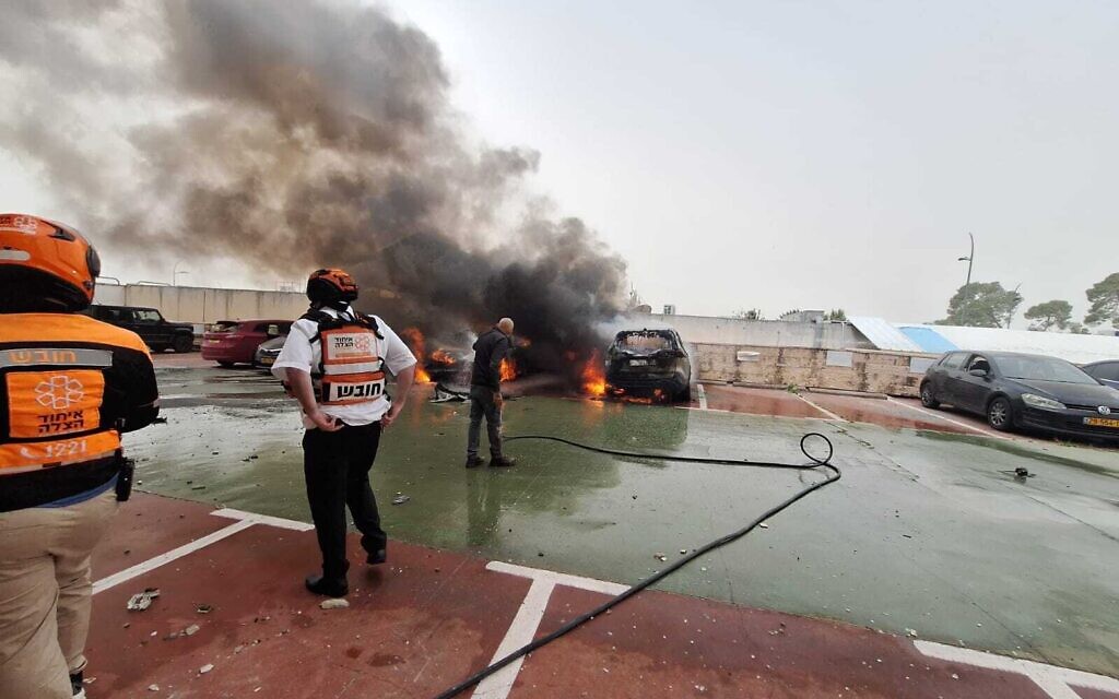 Les services d'urgence intervenant sur le site d'un impact de bombe à sous-munitions à la suite d'une attaque de missiles iraniens contre le nord d'Israël, à Kiryat Ata, le 3 avril 2026. (Crédit : United Hatzalah)
