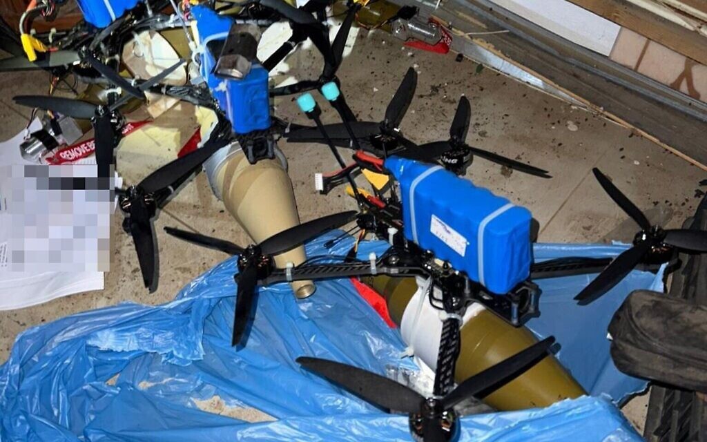 Des drones FPV saisis par les troupes israéliennes dans le sud du Liban, sur une photo d'archive publiée le 3 avril 2026. (Crédit : Armée israélienne)