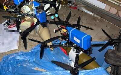 Des drones FPV saisis par les troupes israéliennes dans le sud du Liban, sur une photo d'archive publiée le 3 avril 2026. (Crédit : Armée israélienne) Des drones FPV saisis par les troupes israéliennes dans le sud du Liban, sur une photo d'archive publiée le 3 avril 2026. (Crédit : Armée israélienne)