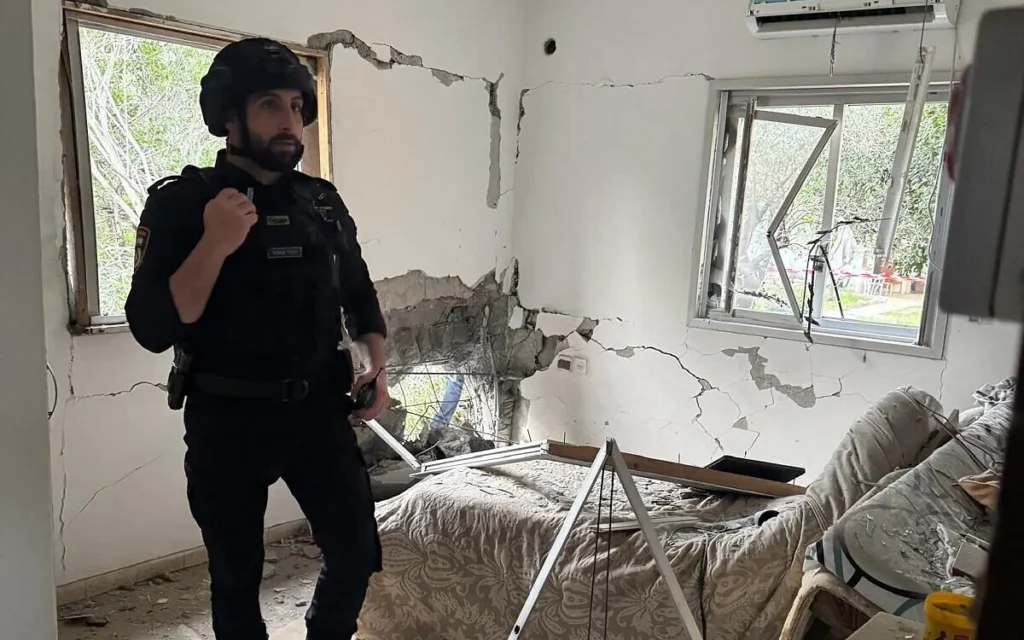 Une maison de la localité de Gesher Haziv, dans le nord du pays, endommagée par une roquette tirée du Liban par le Hezbollah, le 3 avril 2026. (Police israélienne)
