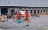 Des agents de la brigade des matières dangereuses examinant un objet suspect, à l'aéroport international Ben Gurion, le 5 avril 2026. (Crédit : Services d'incendie et de secours)