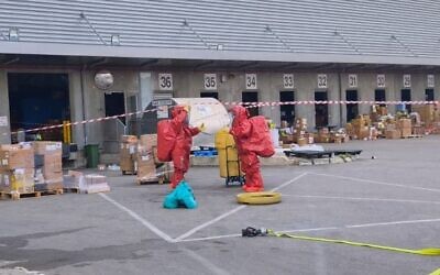 Des agents de la brigade des matières dangereuses examinant un objet suspect, à l'aéroport international Ben Gurion, le 5 avril 2026. (Crédit : Services d'incendie et de secours) Des agents de la brigade des matières dangereuses examinant un objet suspect, à l'aéroport international Ben Gurion, le 5 avril 2026. (Crédit : Services d'incendie et de secours)
