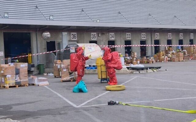 Des agents de la brigade des matières dangereuses examinant un objet suspect, à l'aéroport international Ben Gurion, le 5 avril 2026. (Crédit : Services d'incendie et de secours)
