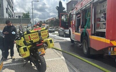 Les équipes de secours intervenant à la suite d’une attaque à la roquette du groupe terroriste chiite libanais du Hezbollah, à Nahariya, le 7 avril 2026. (Crédit : Magen David Adom)