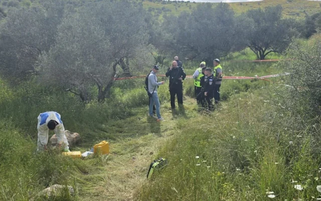 La police recherche des indices après la découverte d'un cadavre dans un bosquet de la région d'Avnei Hefetz, une implantation du nord de la Cisjordanie, le 8 avril 2026. (Crédit : Police israélienne)