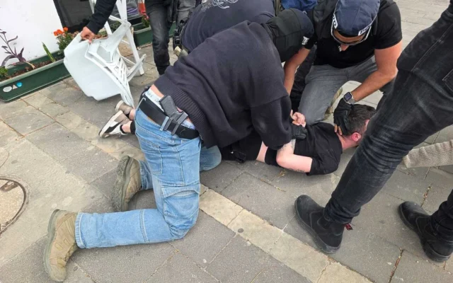 La police interpellant un habitant de Haïfa soupçonné d'avoir travaillé pour un agent iranien, sur une photo publiée le 9 avril 2026. (Crédit: Police israélienne)