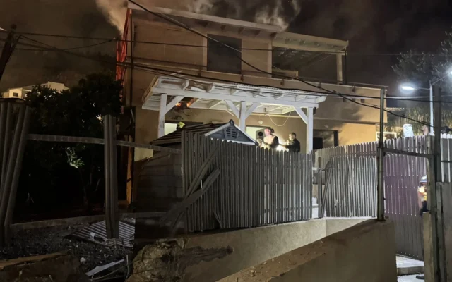 Le lieu de l'impact d'une roquette du Hezbollah à Kiryat Shmona, le 10 avril 2026. (Crédit : Magen David Adom)