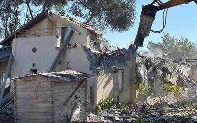 Démolition de la maison de la famille Gat, au kibboutz Beeri, dans le sud d’Israël, le 12 avril 2026. (Crédit : Kibboutz Beeri) Démolition de la maison de la famille Gat, au kibboutz Beeri, dans le sud d’Israël, le 12 avril 2026. (Crédit : Kibboutz Beeri)