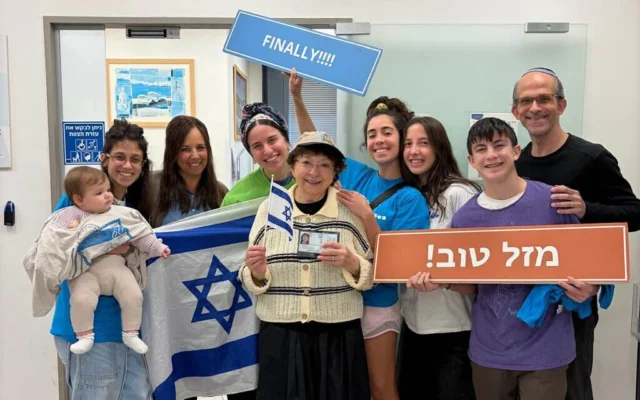 Penina Zeitchik, survivante de la Shoah (au centre), a fait son aliyah à l'âge de 86 ans, le 18 février 2026, accueillie par son fils, ses petits-enfants et arrière-petits-enfants. (Autorisation)