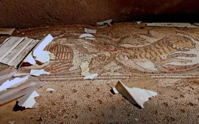 Les vestiges d'une église byzantine datant d'environ 1 500 ans dans la ville septentrionale de Nahariya ont été touchés par une roquette du Hezbollah le 10 avril 2026. (Emil Aladjem / Autorité israélienne des antiquités)