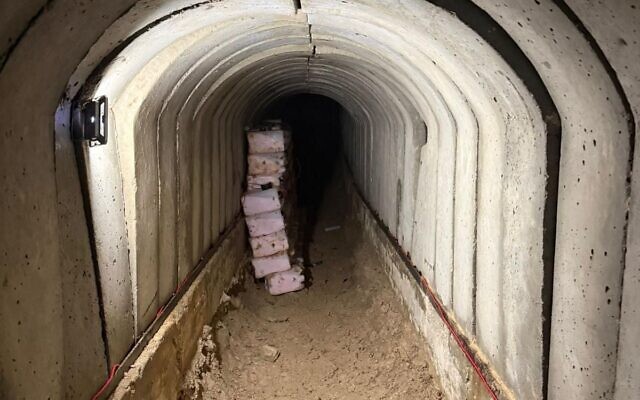 L'intérieur d'un tunnel du groupe terroriste chiite libanais du Hezbollah découvert par l'armée israélienne, dans le sud du Liban, sur une photo diffusée le 13 avril 2026. (Crédit : Armée israélienne)