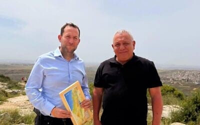 Le président du parti Yashar, Gadi Eisenkot (à droite), en compagnie du président du Conseil régional de Samarie, Yossi Dagan, lors d’une visite d’Eisenkot dans les implantations du district de Samarie, au nord de la Cisjordanie, le 15 avril 2026. (Crédit : Arik Mirmour)