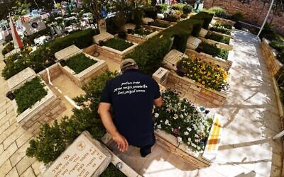 Un ouvrier préparant des tombes militaires en vue de Yom HaZikaron, en Israël, le 16 avril 2026. (Crédit : Ministère de la Défense)