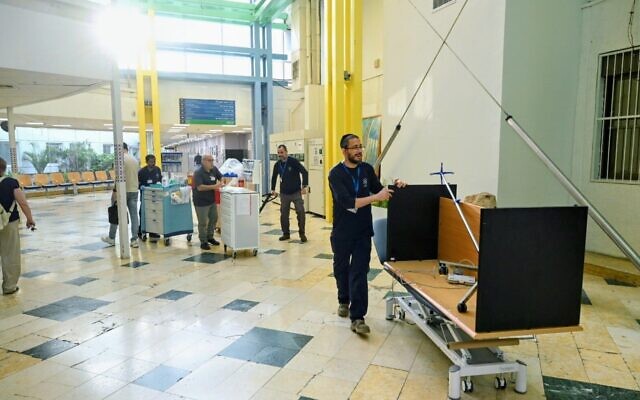 Le personnel hospitalier remontant les installations vers les locaux en surface, à l’hôpital de Nahariya, le 19 avril 2026. (Crédit : Eli Cohen/Hôpital de Nahariya)