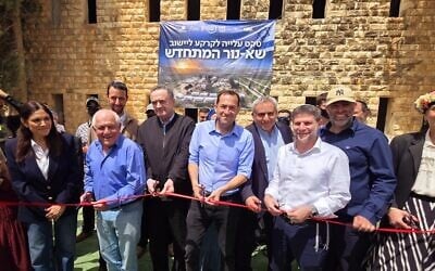 Le président du Conseil régional de Samarie, Yossi Dagan (au centre), le ministre de la Défense, Israel Katz, le ministre des Finances, Bezalel Smotrich (2ᵉ à droite de Dagan), ainsi que de nombreux autres ministres, députés et dignitaires coupant le ruban pour célébrer le rétablissement de l’implantation de Sa-Nur, le 19 avril 2026. (Crédit : Roï Hadi)