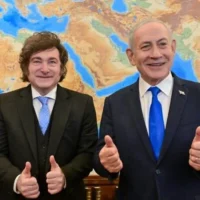 Le Premier ministre Benjamin Netanyahu (à droite) saluant le président argentin Javier Milei, à Jérusalem, le 19 avril 2026. (Crédit : Kobi Gideon/GPO)