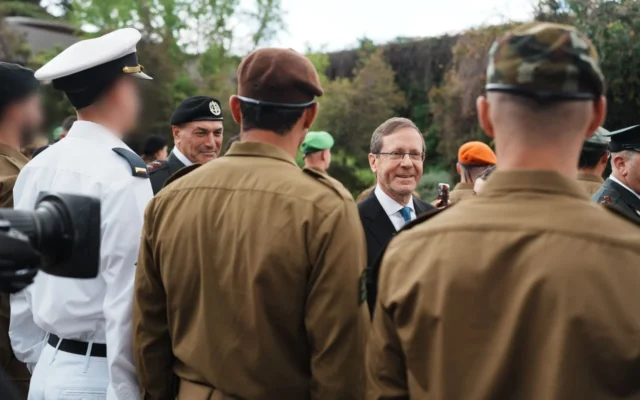 Le président Isaac Herzog (à droite) et le chef de l’armée israélienne, le lieutenant-général Eyal Zamir, arrivent à la cérémonie annuelle de la fête de l’indépendance en l’honneur des soldats exceptionnels, à la résidence présidentielle à Jérusalem, le 22 avril 2026. (Crédit: Elad Malka/Ministère de la Défense)