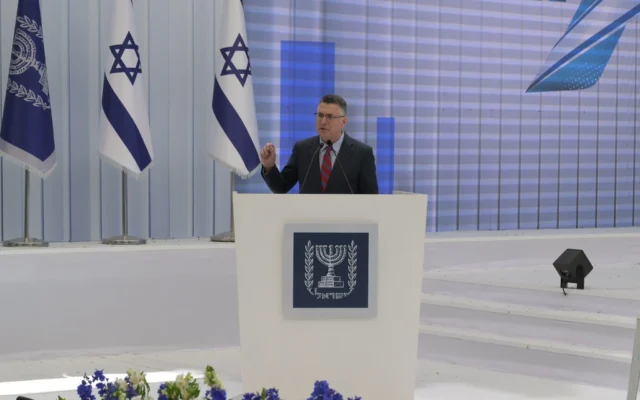 Le ministre des Affaires étrangères Gideon Saar s’adresse à des diplomates étrangers lors d’une réception organisée à Jérusalem à l’occasion de Yom HaAtsmaout, le 22 avril 2026. (Crédit : Shlomi Amsalem/GPO)
