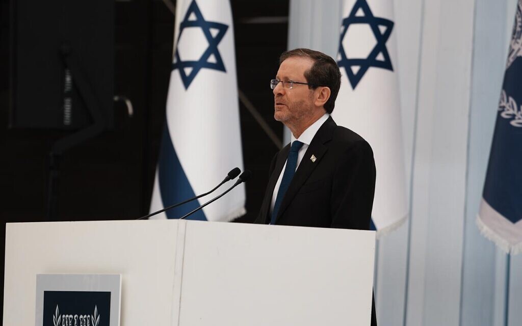 Le président Isaac Herzog s’adressant à des diplomates étrangers, à Jérusalem, le 22 avril 2026. (Crédit : Elad Malka)