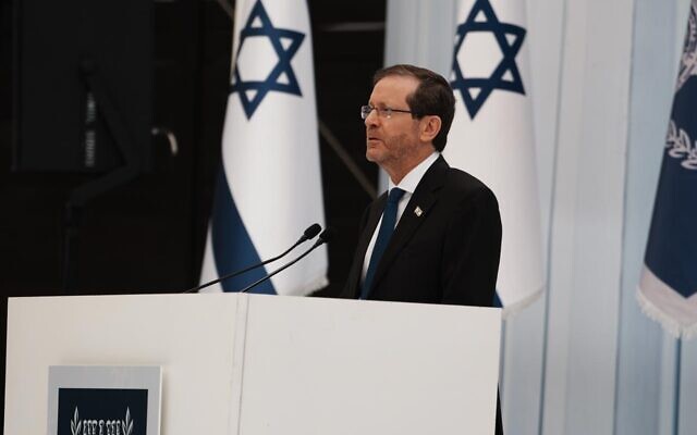 Le président Isaac Herzog s’adressant à des diplomates étrangers, à Jérusalem, le 22 avril 2026. (Crédit : Elad Malka)
