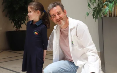 La fillette de 7 ans gravement blessée lors d’une attaque de missiles iraniens à Arad en mars sort de l’hôpital le 23 avril 2026 (Crédit : Schneider Children’s Hospital)