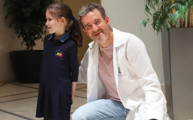 La fillette de 7 ans gravement blessée lors d’une attaque de missiles iraniens à Arad en mars sort de l’hôpital le 23 avril 2026 (Crédit : Schneider Children’s Hospital)